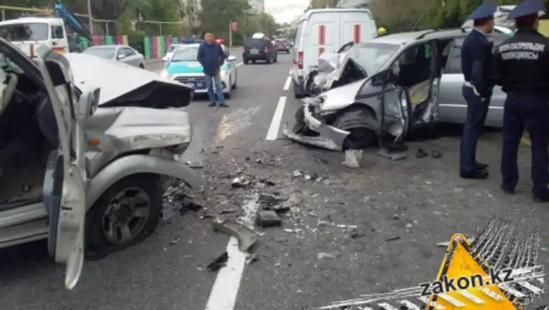 Появилось видео ДТП с тремя Toyota в Алматы