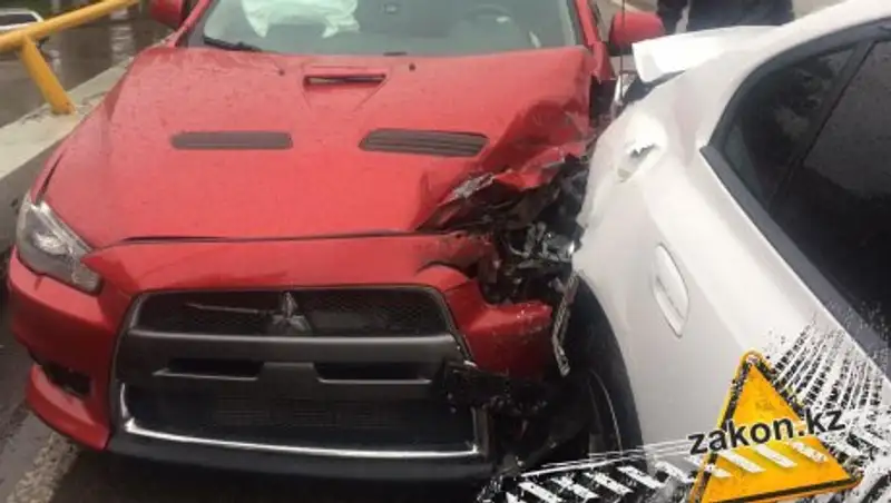 В Алматы массовое ДТП, устроенное лихачом на Lancer, остановило движение на пр.Райымбека 