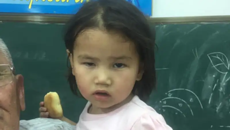 На выезде из Арыси нашли маленькую девочку