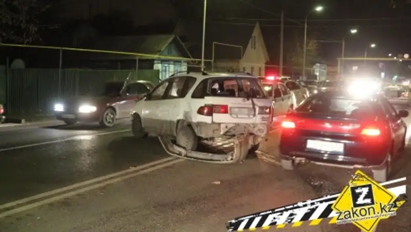 "Куча-мала" из машин образовалась в результате ДТП на одном из перекрестков Алматы