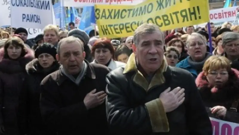 Украинский профсоюз пригрозил забастовками из-за увольнения 100 тысяч учителей