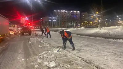 Почти 2 тыс. дорожных рабочих убирают снег в Астане, фото - Новости Zakon.kz от 10.01.2023 19:48