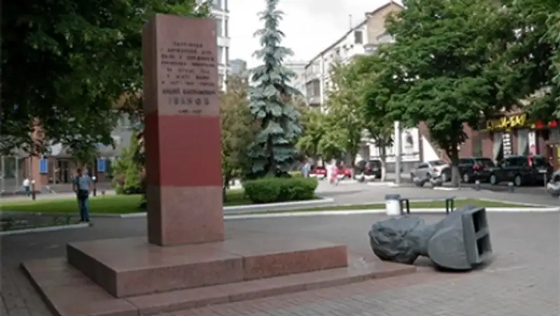 В Киеве снесли три советских памятника