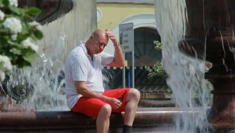 Могут быть обмороки: нарколог предупредил об опасности курения в жару