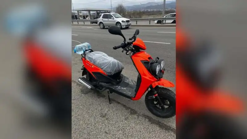 В Алматы мопедист сбил полицейского