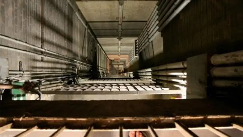 Лифт в алматинской многоэтажке грозит сорваться