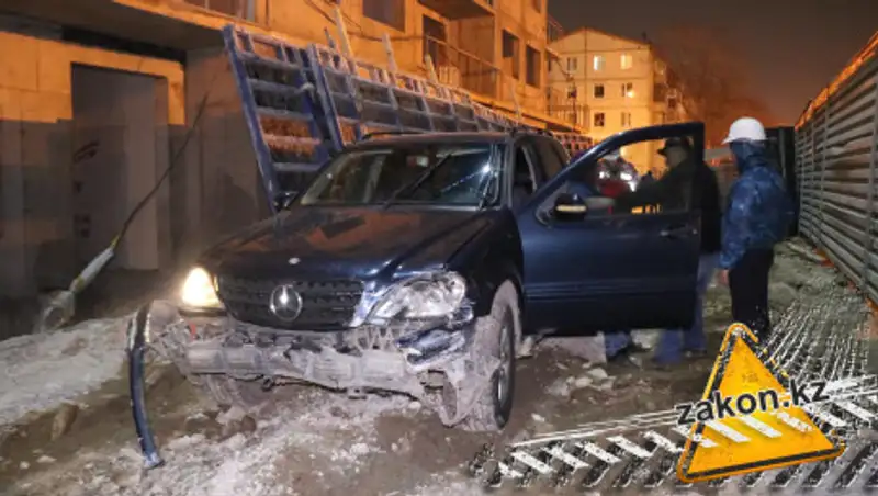 Пьяный водитель спровоцировал ДТП в Алматы и едва не скрылся с места аварии