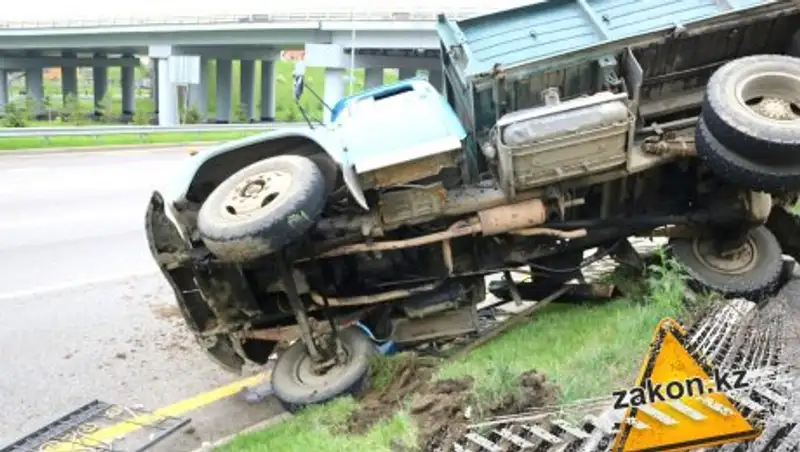 Грузовик ЗИЛ перевернулся на ВОАД в Алматы