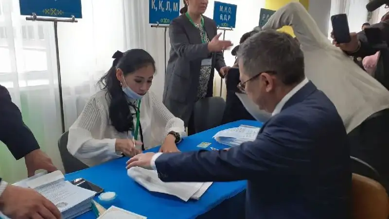Кандидат в президенты Мейрам Кажыкен проголосовал на выборах, фото - Новости Zakon.kz от 20.11.2022 11:44