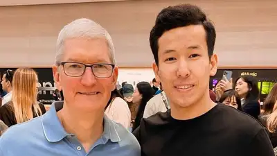 Казахстанец получил новый iPhone из рук главы Apple