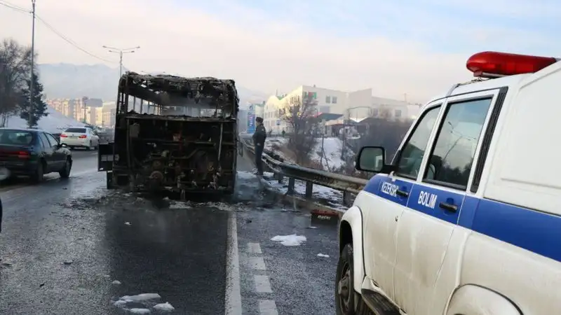 В Алматы сгорел автобус, фото - Новости Zakon.kz от 15.02.2023 09:24