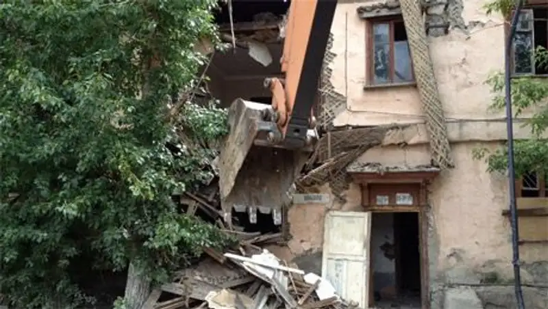 В Павлодаре жители микрорайона «Алюминстрой» боятся быть погребенными заживо 