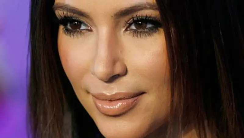 Ким Кардашьян подала в суд на сайт, обвинивший ее в выдумке истории об ограблении