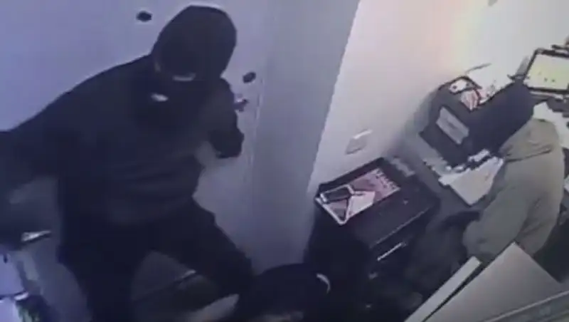 Видео дерзкого ограбления отделения банка в Талгаре