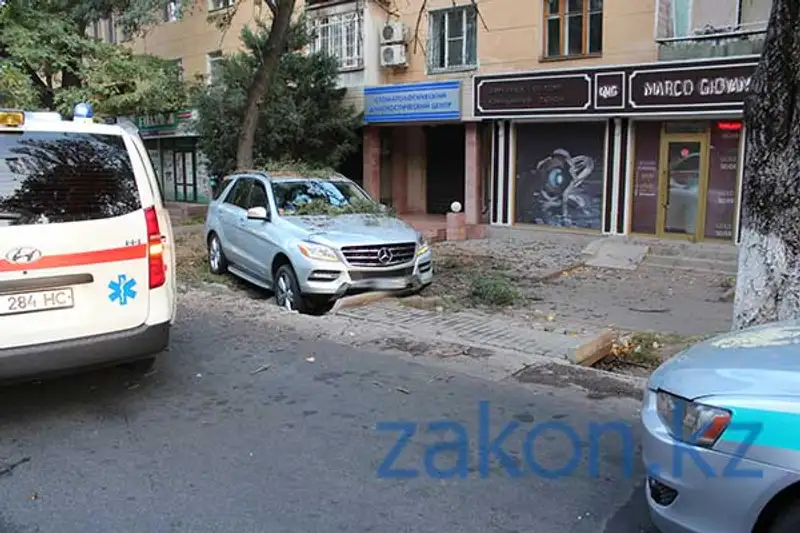 Тойота, водитель которой уснул за рулем, врезалась в Мерседес, купленный 3 дня назад (фото), фото - Новости Zakon.kz от 19.09.2013 18:44