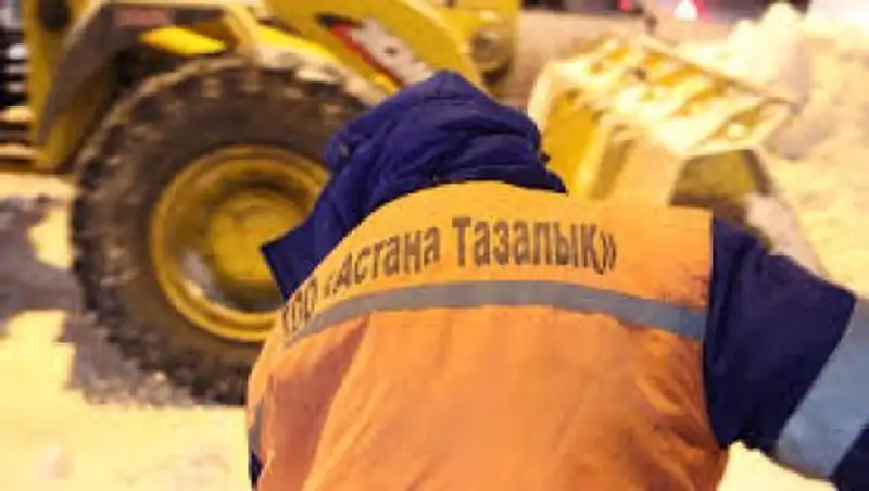 Столичные коммунальные службы брошены на уборку снега и устранение гололеда