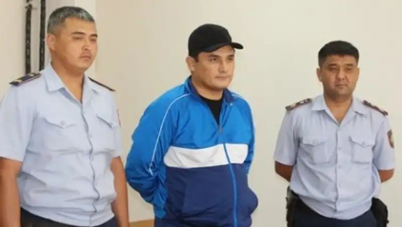 За почти миллионную взятку осуждён чиновник в Уральске