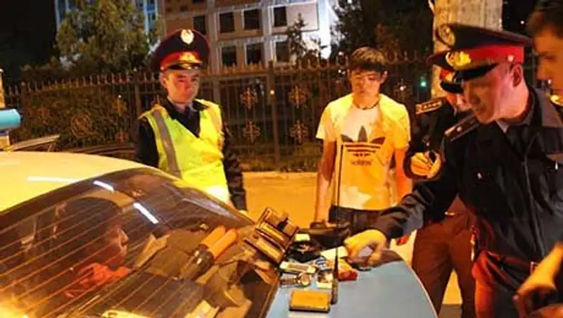 В Алматы четверо парней избили и ограбили прохожего