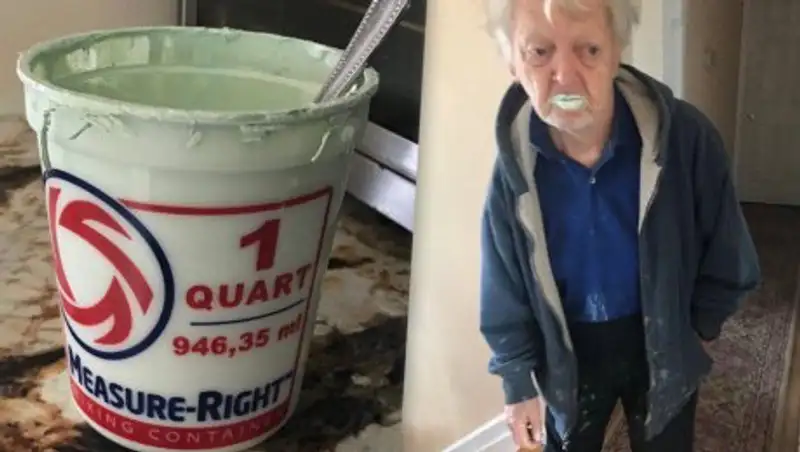 90-летний дедушка перепутал краску с йогуртом