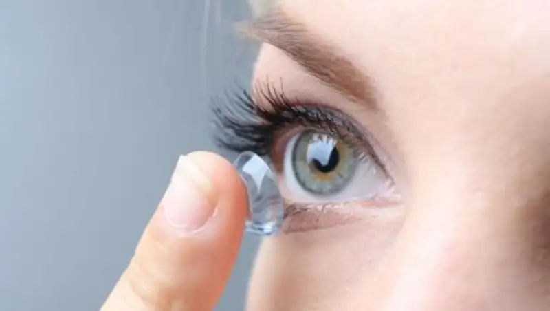 Как носить контактные линзы