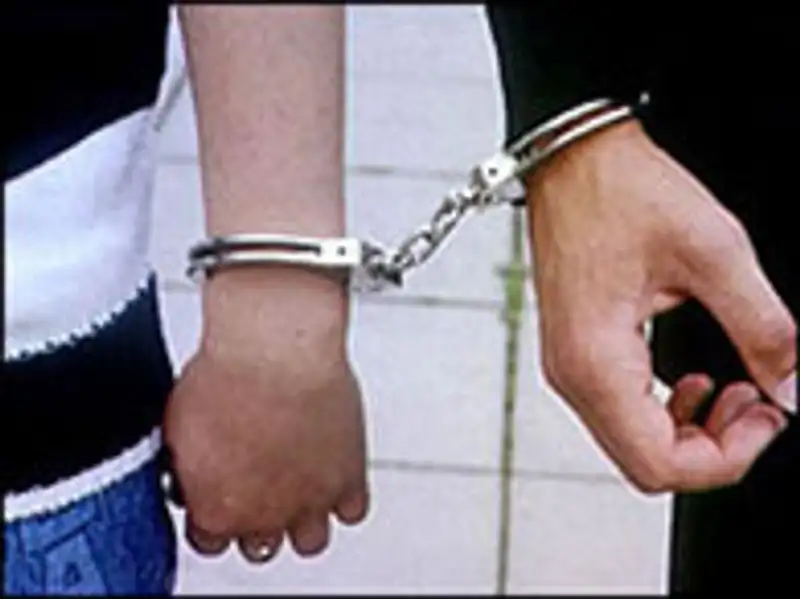 В Алматы трое несовершеннолетних грабили сверстников под видом сотрудников полиции, фото - Новости Zakon.kz от 27.12.2011 17:25