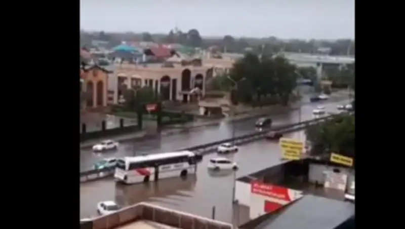 Стала известна причина сильного подтопления дорог после ливня в Алматы