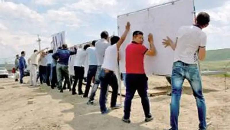 В ВКО чиновники буквально своими телами спасали стенды от разбушевавшейся стихии