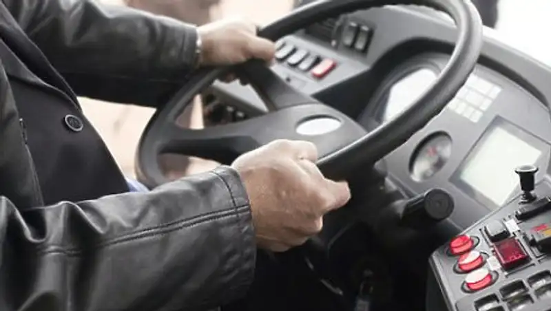 В Уральске пьяный мужчина разбил автобус, которым даже не умел управлять  