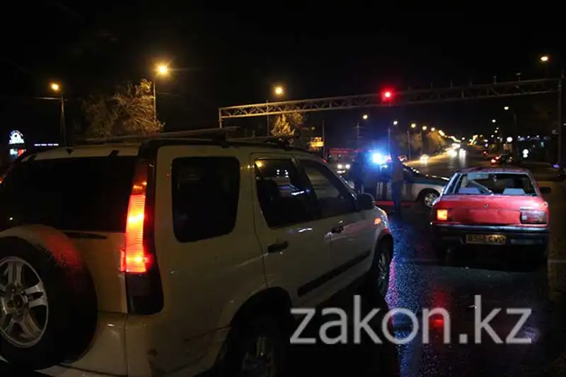 Водитель Мазды насмерть сбил пешехода и столкнулся с тремя машинами в Алматы (фото), фото - Новости Zakon.kz от 11.11.2013 17:05