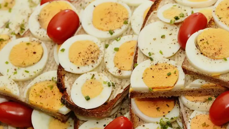 Диетолог объяснила, почему опасно есть много яиц