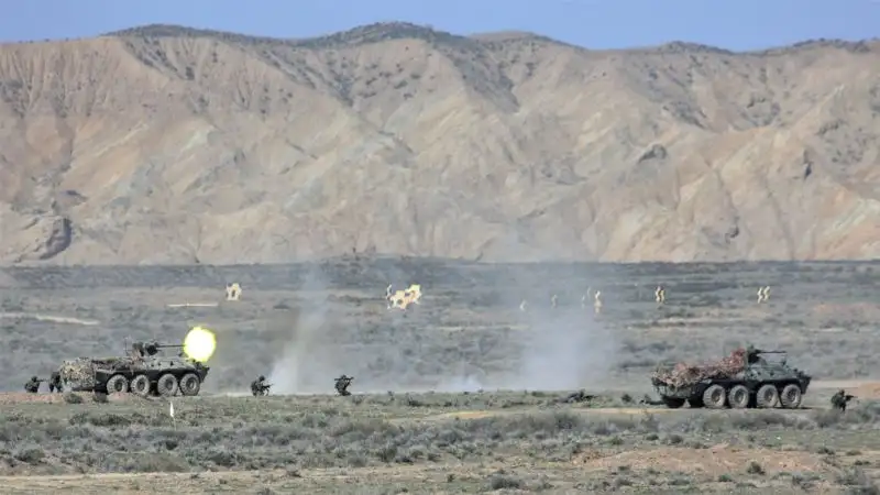 Зарплаты казахстанских контрактников озвучили в Минобороны