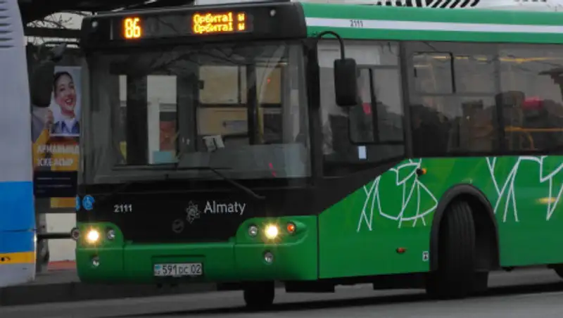 Автобус столкнулся с авто в Алматы. Пострадал ребенок