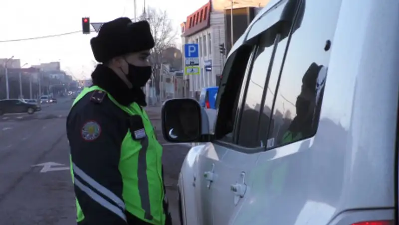 Полицейские Нур-Султана патрулируют улицы в период карантина