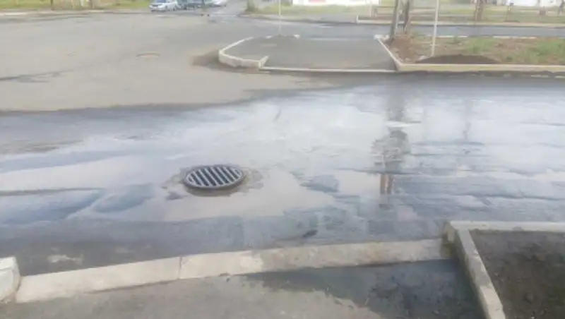 Астанчанин отсудил почти 3 млн тенге за разбитую из-за люка машину