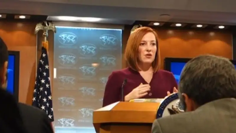 Розовая ушанка, бусы и улыбка: что сказала Псаки напоследок