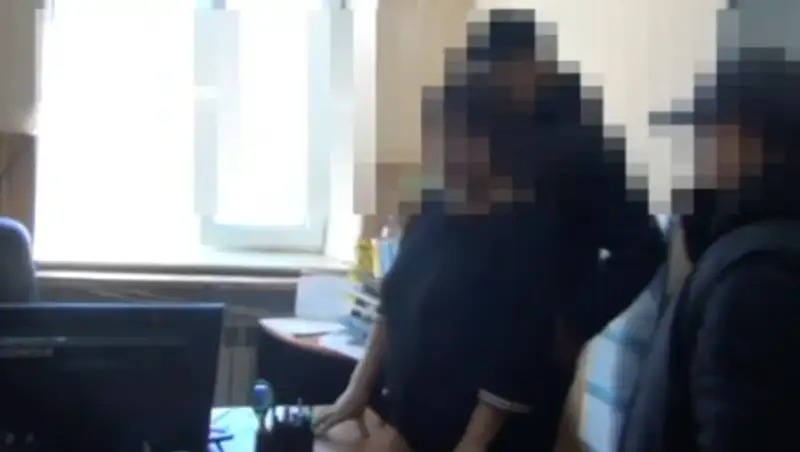 Появилось видео задержания чиновницы в Мангистауской области
