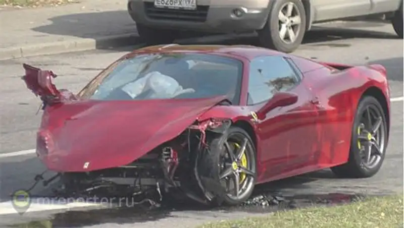 В Москве спорткар Ferrari протаранил три припаркованных автомобиля