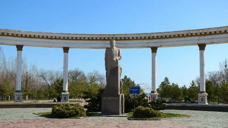 Памятник, фото - Новости Zakon.kz от 26.03.2022 13:43