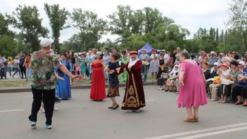 Секс машинасының порносын онлайн көру Ашық трусилардың фотосы