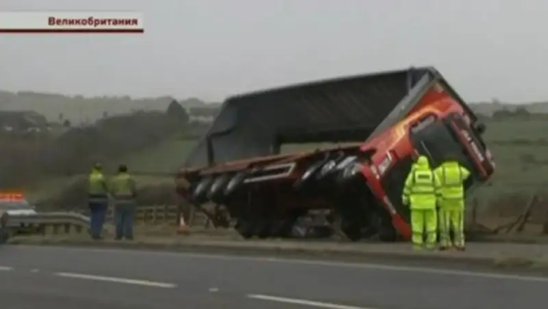 Ураган в Великобритании вырывал с корнем деревья и переворачивал фуры