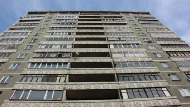 Женщина с младенцем упала с 12 этажа в Астане