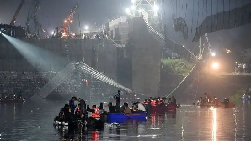 10-летний мальчик рассказал, как смог спастись с обрушившегося моста в Индии