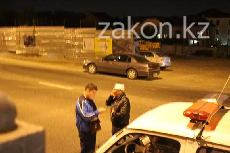 Минувшей ночью Тойота Камри перевернулась на Восточной объездной в Алматы (фото), фото - Новости Zakon.kz от 01.10.2013 16:52