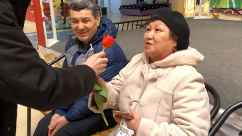 В Кокшетау в рамках акции "Асыл арулар" подарено более 1000 тюльпанов