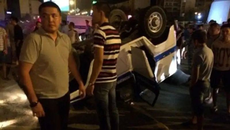 В Актау столкнулись «Тойота Камри» и полицейский автомобиль