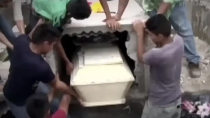 В Гондурасе беременная девушка очнулась в гробу через сутки после похорон