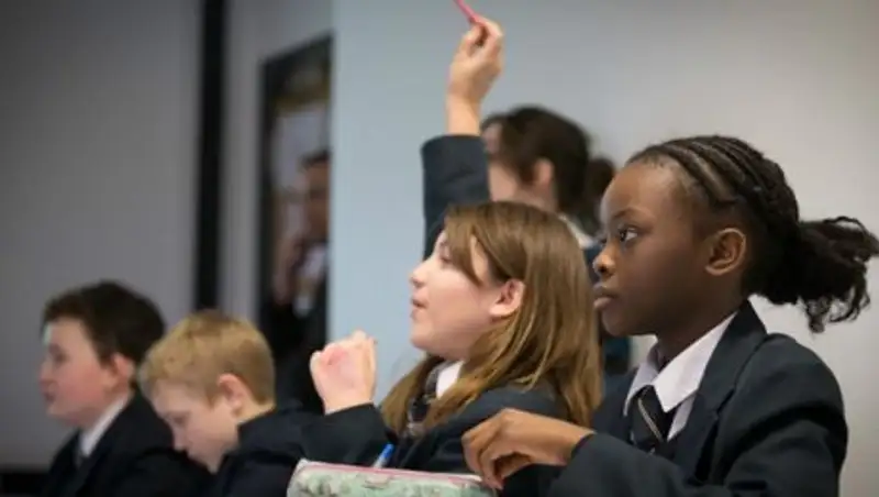 Школьные запреты: ученикам британской школы запретили смотреть в окно и ухмыляться