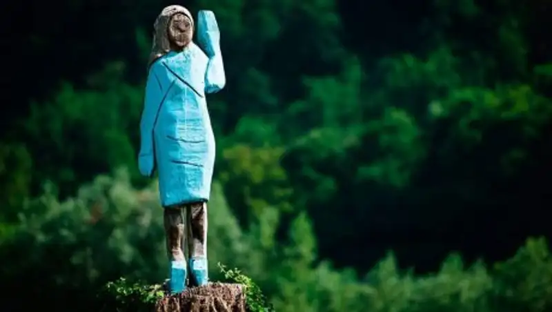 Статую Мелании Трамп подожгли в Словении