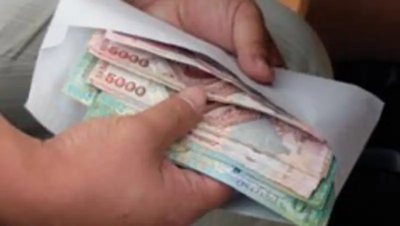 За взятку в 2 млн тенге задержан руководитель отдела ЖКХ и автодорог в Акмолинской области