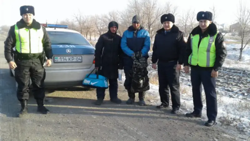 Двое узбекистанцев пешком пошли в Шымкент из Актюбинской области